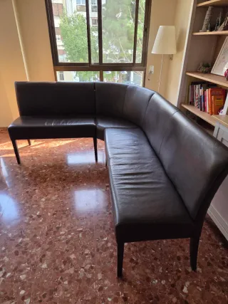 2 sillas + banco esquinero de cuero negro – LOOM