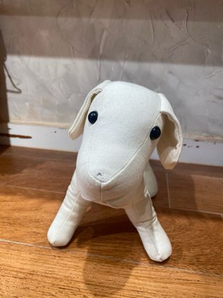 Perro de tela blanco