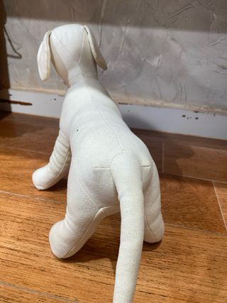 Perro de tela blanco