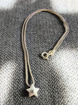 Collar de plata con colgante de estrella.