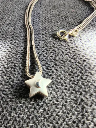 Collar de plata con colgante de estrella.