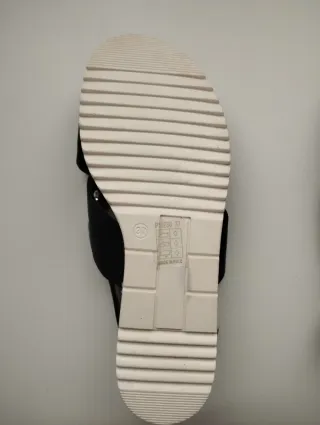 Sandalias negras con tiras cruzadas y ojales