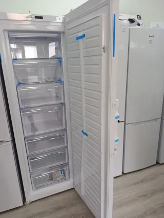 Congelatore verticale ICECOOL