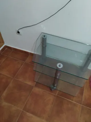 Mesa de cristal con 3 baldas