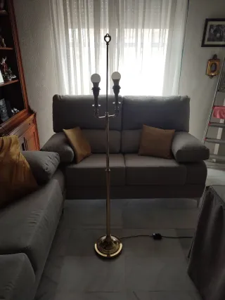 Lámpara de pie de latón dorada