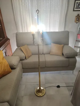 Lámpara de pie de latón dorada