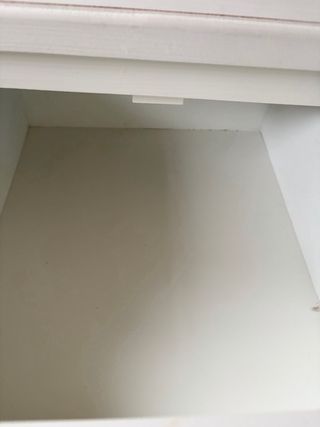 Consola blanca con cestas de mimbre