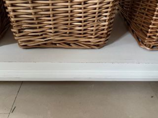 Consola blanca con cestas de mimbre