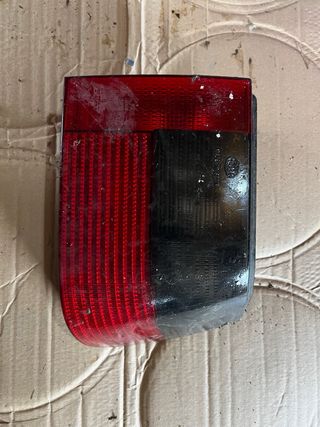 Focos de coche naranjas y blancos