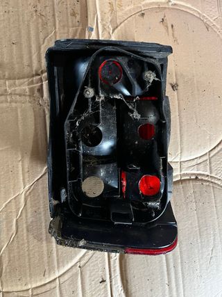 Focos de coche naranjas y blancos