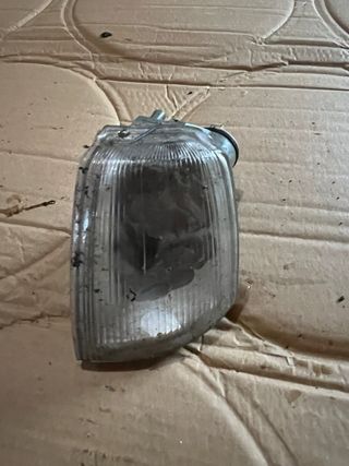 Focos de coche naranjas y blancos