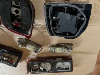 Focos de coche naranjas y blancos