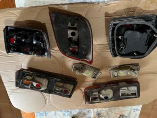 Focos de coche naranjas y blancos