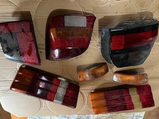 Focos de coche naranjas y blancos