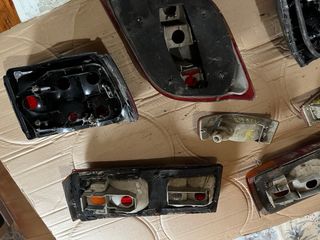 Focos de coche naranjas y blancos