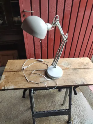 Lámpara de mesa articulada