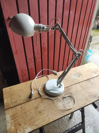 Lámpara de mesa articulada