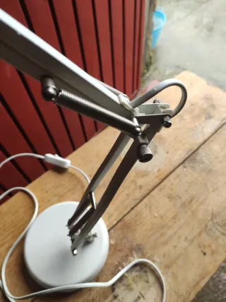 Lámpara de mesa articulada