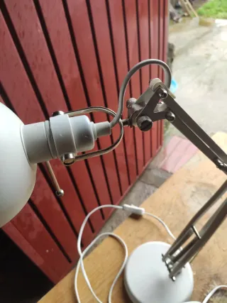 Lámpara de mesa articulada