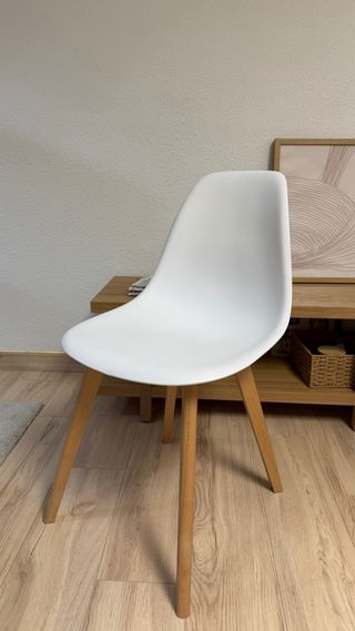 Silla Sklum blanca y madera