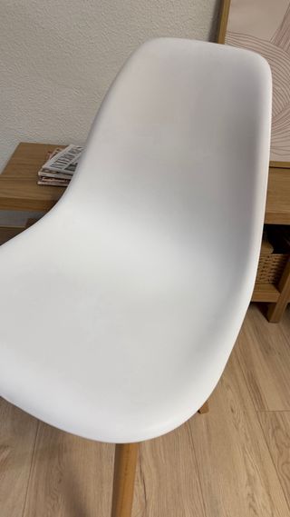 Silla Sklum blanca y madera