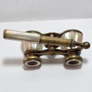Binocolo da teatro in ottone e madreperla.