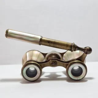 Binocolo da teatro in ottone e madreperla.