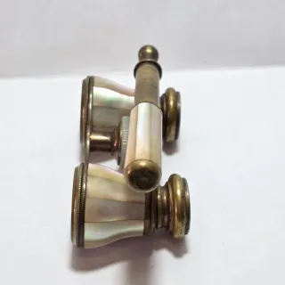 Binocolo da teatro in ottone e madreperla.