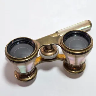 Binocolo da teatro in ottone e madreperla.