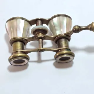 Binocolo da teatro in ottone e madreperla.