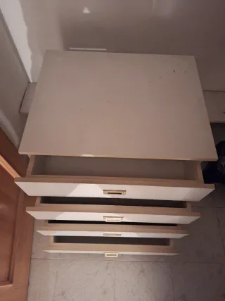 Cajonera blanca con tiradores dorados