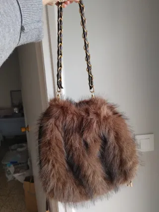 Bolso pelo marrón Stradivarius