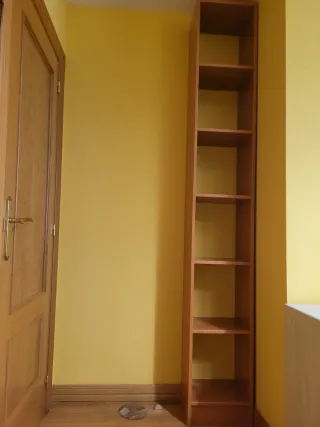 Estantería de madera estrecha