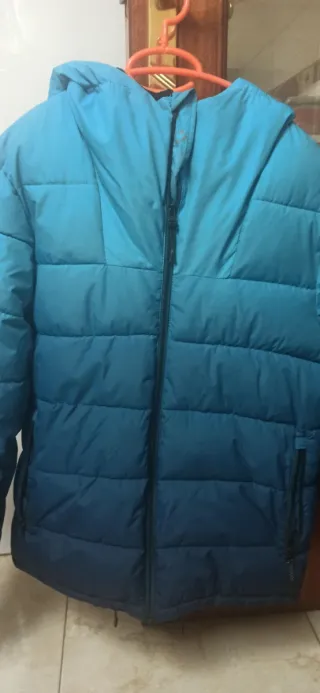 Chamarra azul y turquesa acolchada