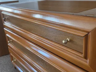 Mueble de madera con 3 cajones