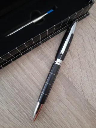 Bolígrafo metalico de cuadros y con recambio