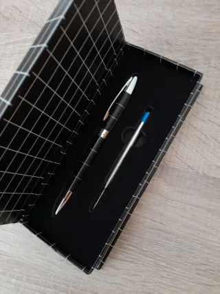 Bolígrafo metalico de cuadros y con recambio