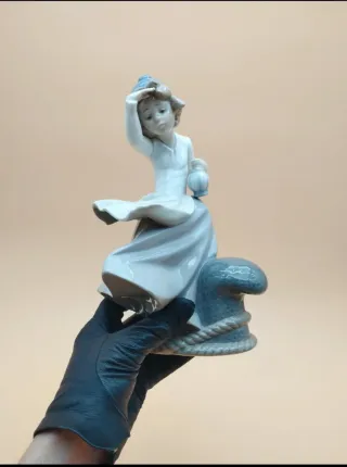 Nao Lladró "Chica junto al mar" porcelana