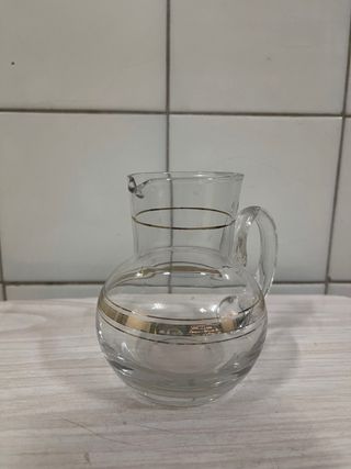 Jarra de cristal con detalles dorados
