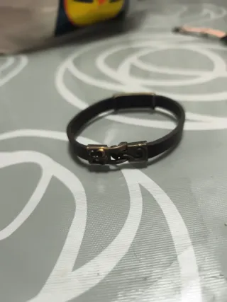 Pulsera de cuero con detalle dorado