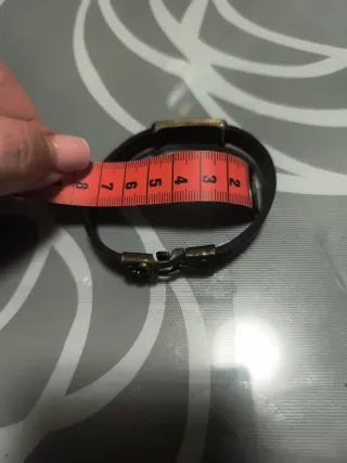 Pulsera de cuero con detalle dorado