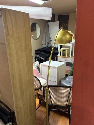 Lámpara de pie dorada y negra