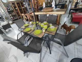Mesa de exterior con toldo