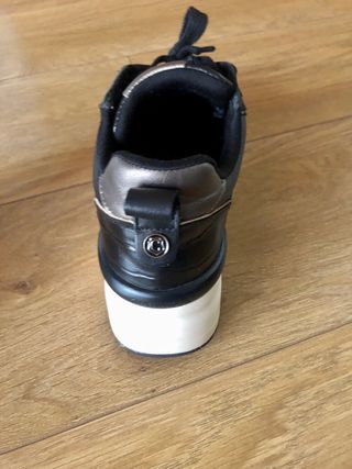 Zapatilla mujer negra