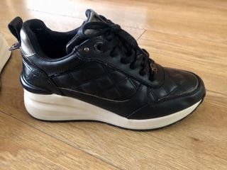 Zapatilla mujer negra