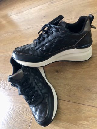 Zapatilla mujer negra