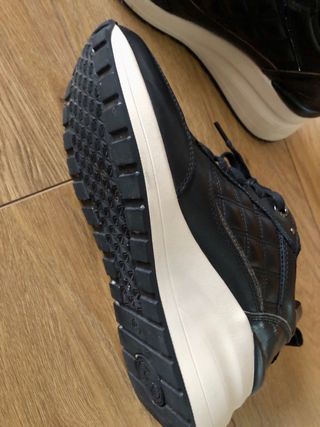 Zapatilla mujer negra