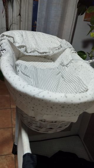 Moisés de mimbre con soporte