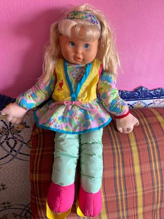 Muñeca Famosa 95 Camina Contigo 70 centimetros