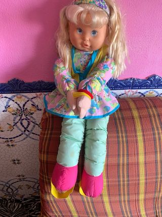 Muñeca Famosa 95 Camina Contigo 70 centimetros